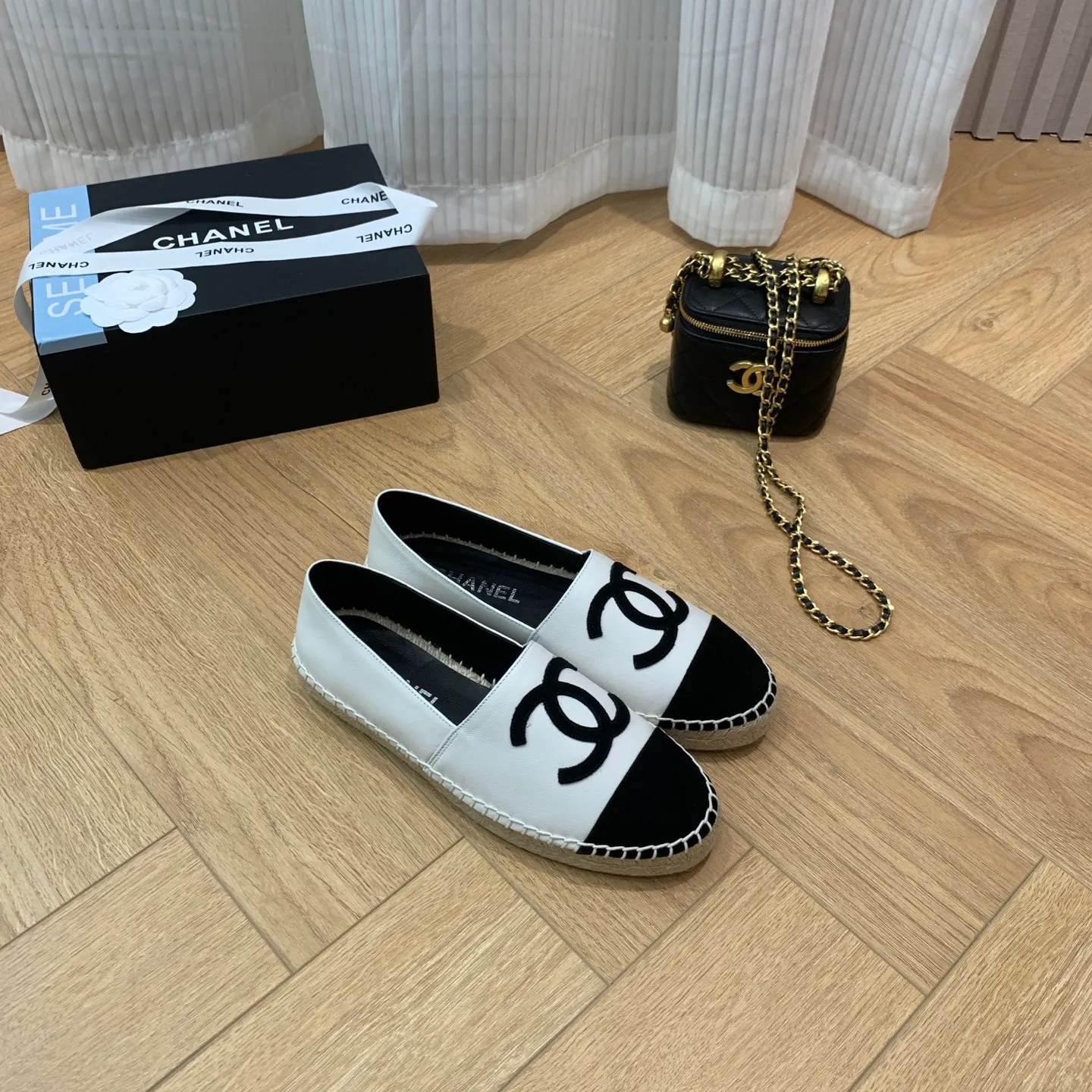 👟👟Ex-factory price 440👟👟 👑New colors are coming ✌️New version of Chanel fisherman shoes is coming❗️Delivered in a full set of top-notch packaging. The quality of my fisherman shoes has not been introduced much, everyone who has had them knows it! The original customized upper, and my outsole is the original translucent outsole, the opaque outsole is the wrong version, full set of authentic packaging ❗️ size: 35-40, running price